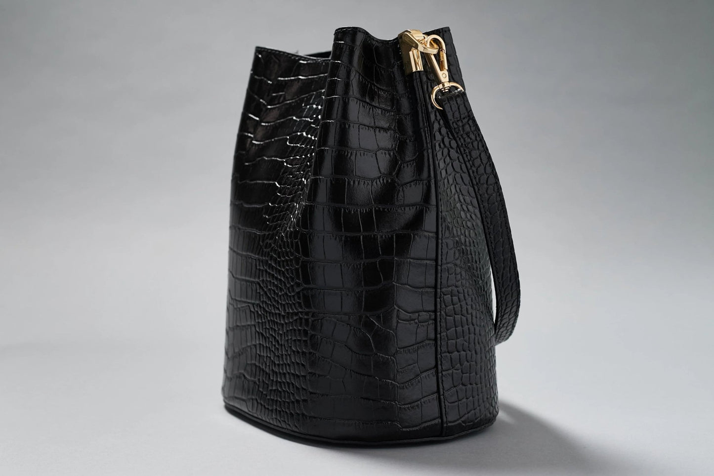 Black urban bucket bag by Randino – unisex crossbody design