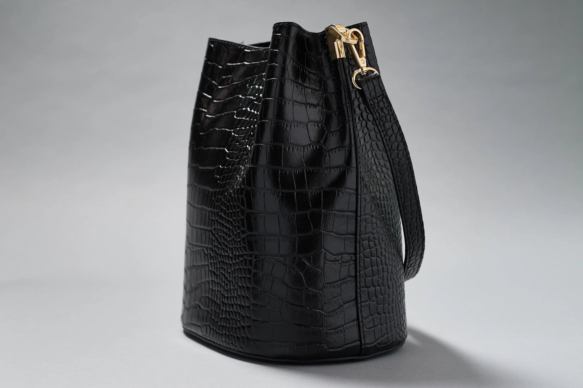 Black urban bucket bag by Randino – unisex crossbody design