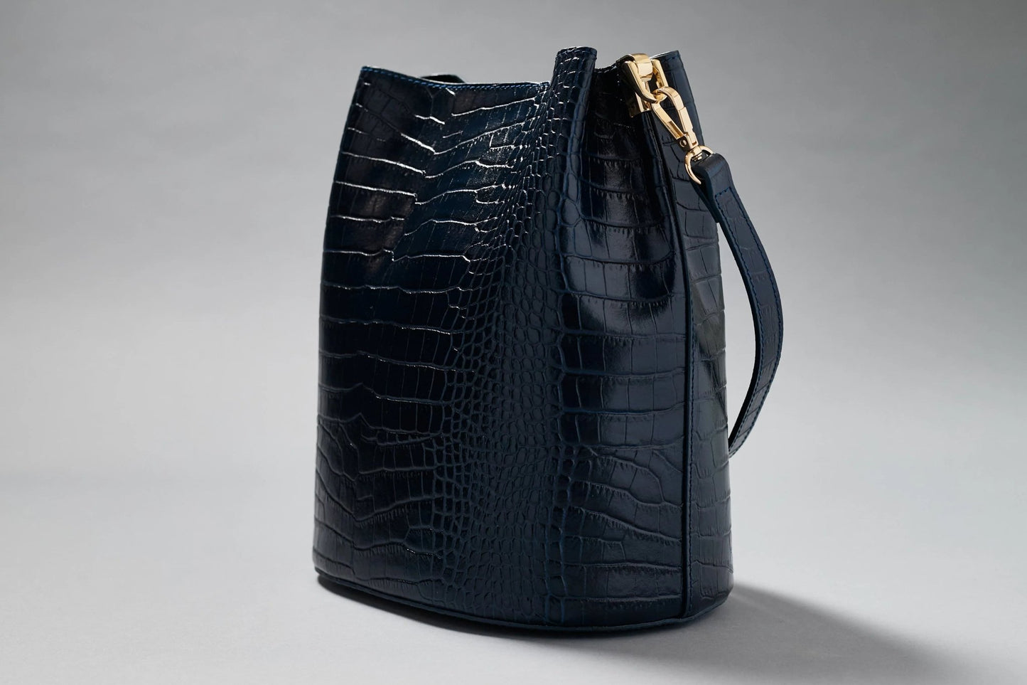 Minimalist bucket bag by Randino – unisex city fashion